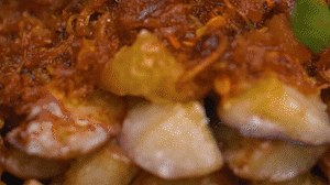 把茄子一條一條的擺好放在盤子上，上鍋蒸制3到4分鐘，出鍋后撒上蔥花。