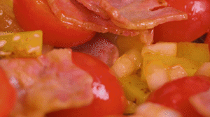 接著放入土豆和洋蔥，翻炒兩分鐘斷生。