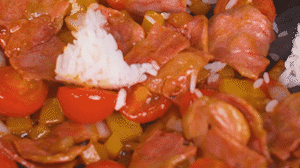 將米飯倒入鍋中搗散，同其他食材混合拌炒均勻關(guān)火。