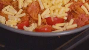 烤箱上下火180度預(yù)熱，將米飯分別盛入容器中。表面均勻的撒上馬蘇里拉芝士碎，放進(jìn)烤箱中層烤20分鐘左右，待芝士融化上色即可。