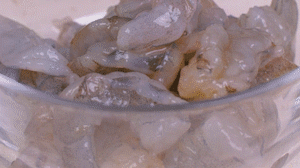 蝦去殼去蝦線，加姜絲、鹽腌制15分鐘，微煎1分鐘備用。