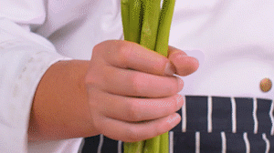 蘆筍刨去老筋，斜切小段。