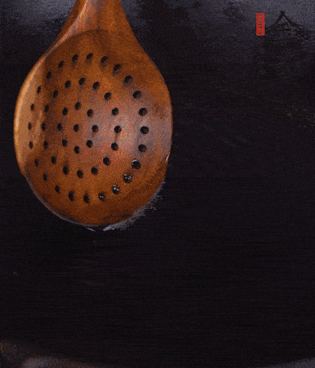 鍋中多倒些花生油，油溫達(dá)80度時(shí)，下芋頭丁炸 40 秒，直到表皮金黃，撈出待用。