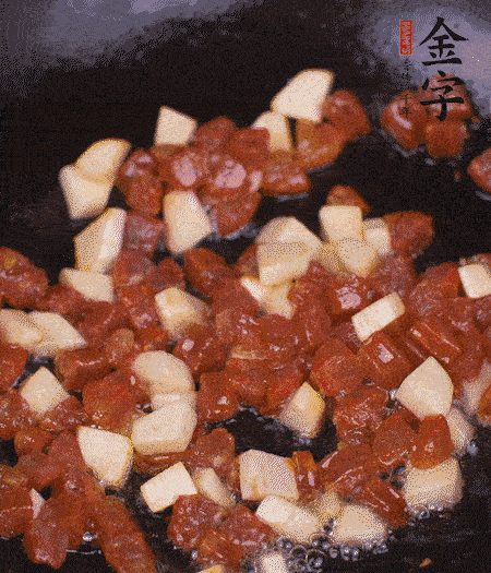 鍋中熱油，下香腸丁、茭白丁大火炒出香味。倒入米飯拍散，炒2～3分鐘。