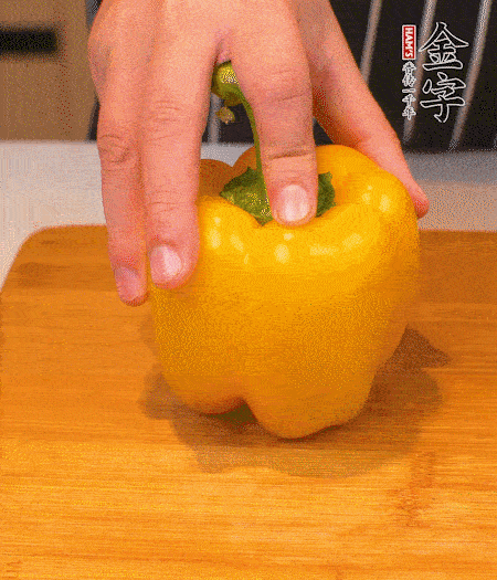 干花菇提前泡發(fā)，胡蘿卜、青椒、黃椒和花菇切丁，小紅椒切圈，小蔥切末。