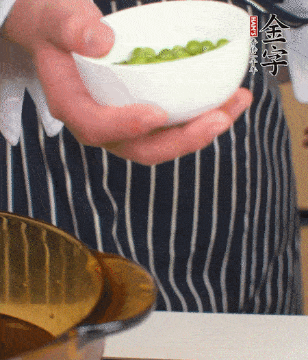 胡蘿卜、豌豆和干花菇焯水。