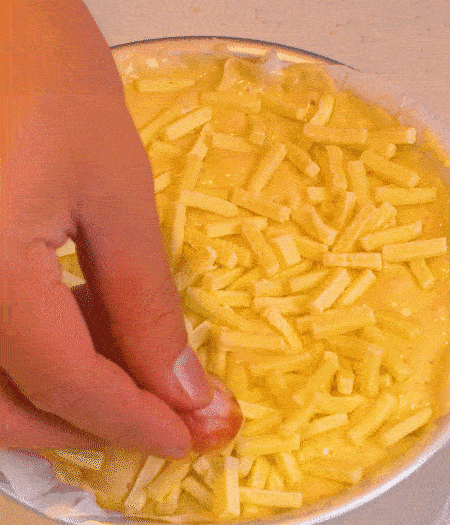 撒上馬蘇里拉芝士，用香腸片裝飾表面，180攝氏度烤箱烤20-25分鐘。