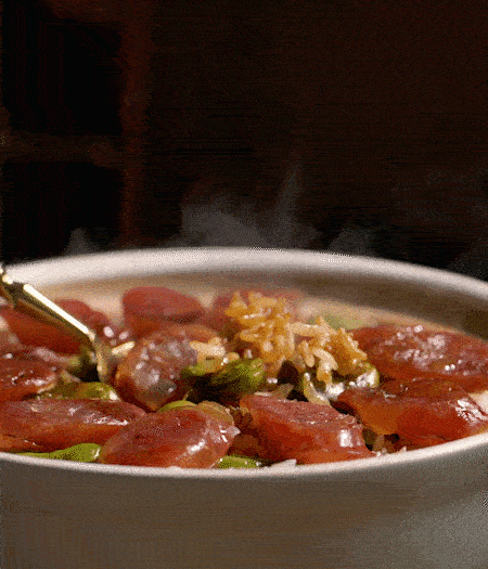 用生抽、白糖、蠔油、芝麻油調(diào)個(gè)汁，淋汁、攪拌、開(kāi)吃。