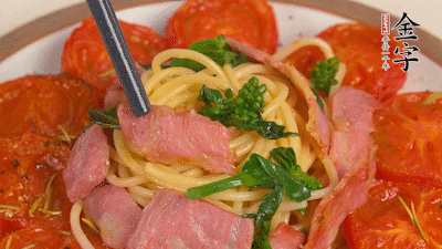 加菜花翻炒1分鐘后加意面，翻炒1分鐘后用少許鹽、黑胡椒調(diào)味即可。