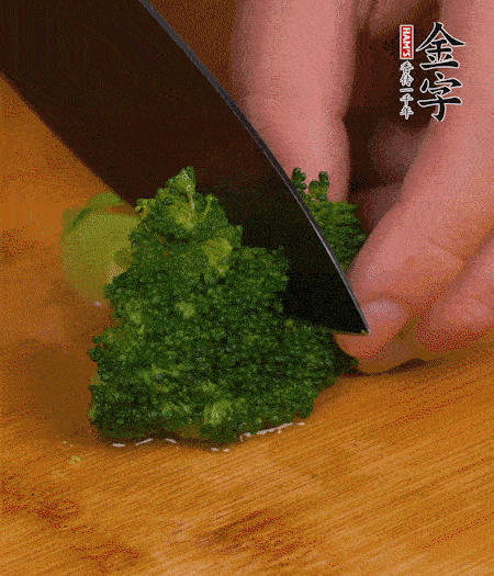 西蘭花用淡鹽水浸泡十幾分鐘后過(guò)開(kāi)水焯燙熟后撈出。