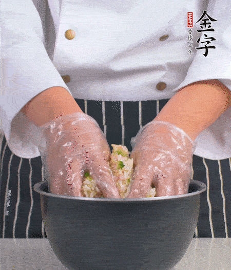 米飯中放西蘭花碎、咸肉丁，加少許黑胡椒、十來(lái)滴橄欖油拌勻。