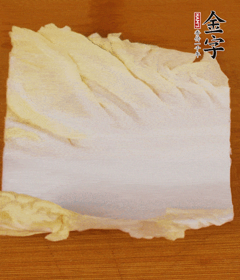 一片白菜一片淡火腿交替疊起，疊個兩三層放進(jìn)鍋內(nèi)，直到塞滿鍋。