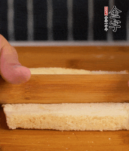 吐司切去四邊，搟??；烤腸竹簽穿過。