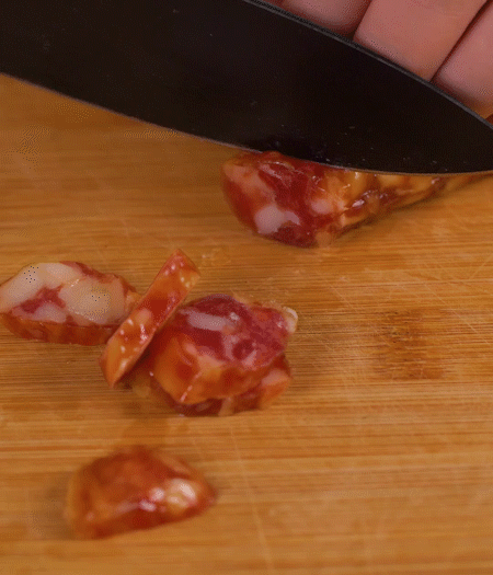 香腸切薄片。