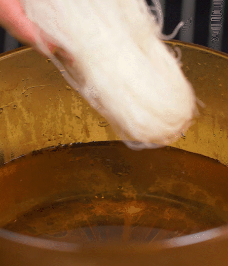 粉絲熱水泡軟。蒜、姜切碎末，小蔥切蔥花、小米椒切圈。金字火腿切薄片。