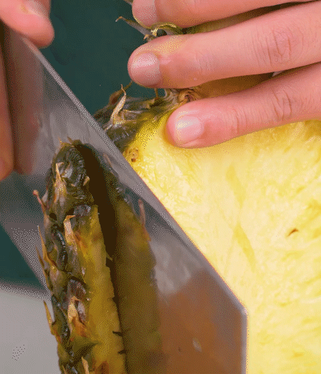 鳳梨去皮把果肉切塊，醬肉切小塊。