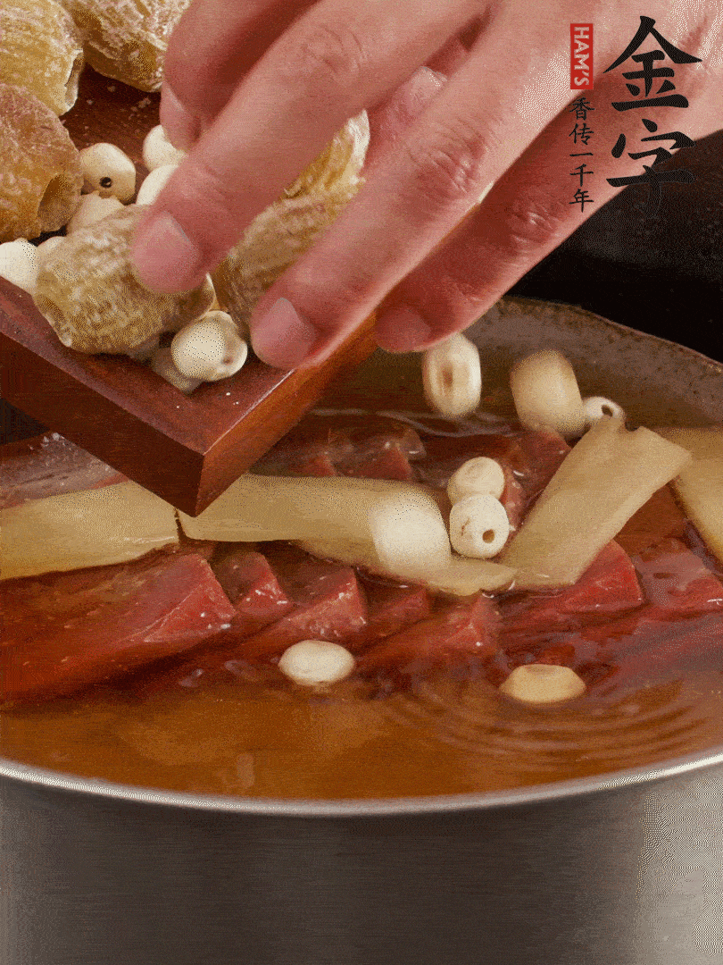 待冰糖融化后，放入蜜棗、蓮子同蒸25分鐘左右。