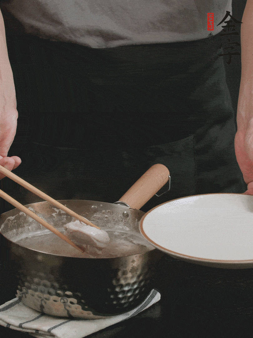 雞塊冷水下鍋，加姜片、料酒焯水，撈出洗凈備用。