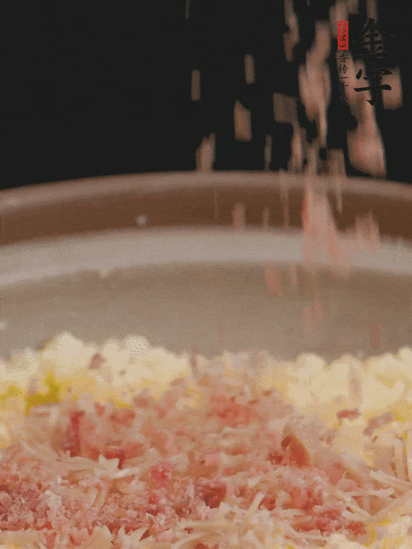 加雞湯沒(méi)過(guò)，放干貝絲、火腿末、小海參。