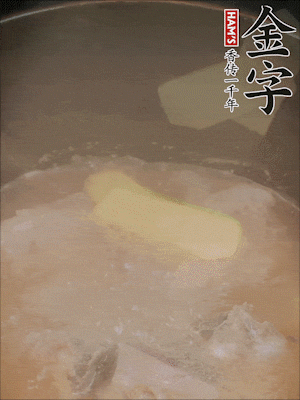 排骨洗凈，加生姜、黃酒焯水，溫水洗凈備用。