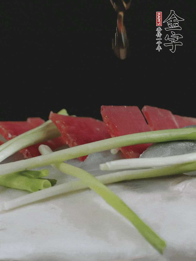 蔥白置于魚身，放適量豌豆，淋上花雕酒。