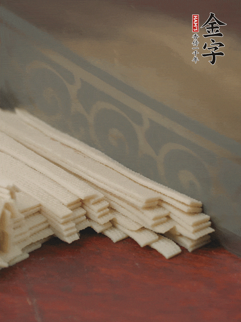 燉火腿期間，千張切細(xì)絲，白蘿卜去皮切細(xì)絲，蒜葉切細(xì)丁。