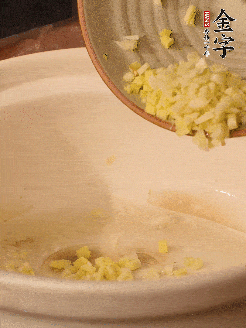熱油下鍋，姜爆香。下冬瓜略微翻炒。
