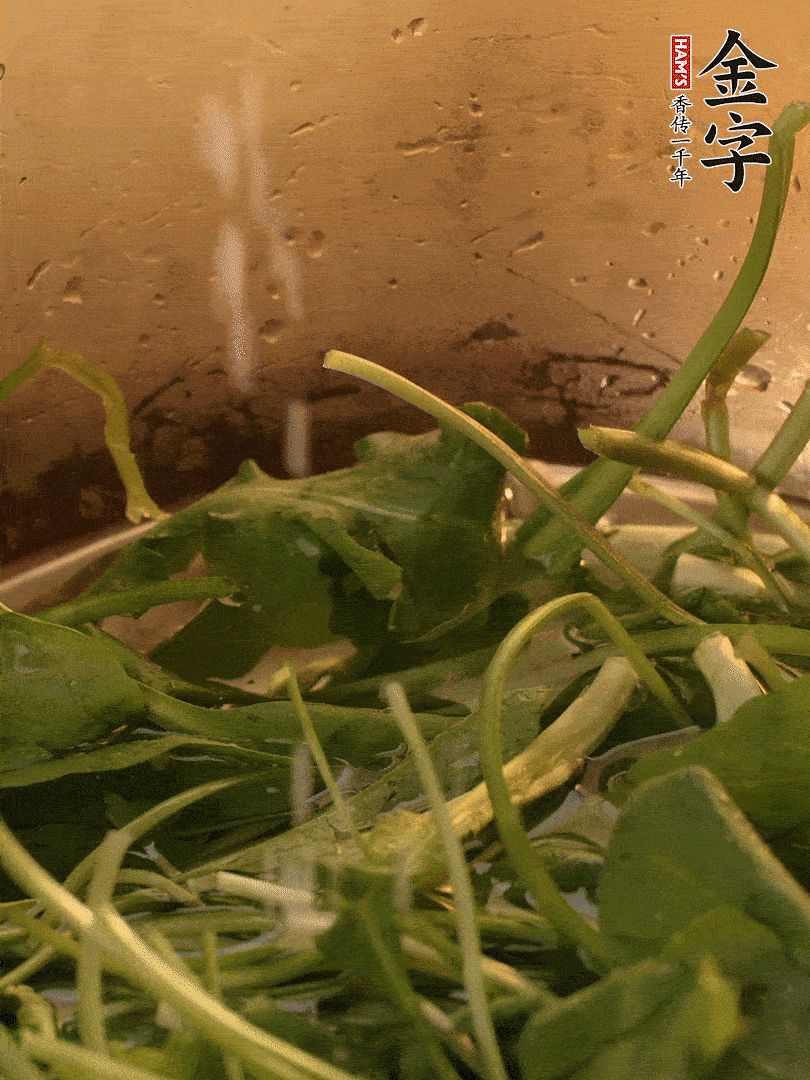 薺菜去掉根部，加小蘇打、鹽熱水沸騰燙軟。