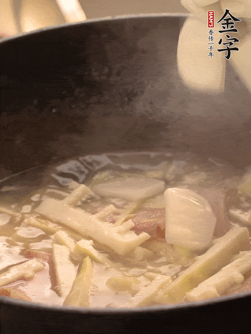 加一點開水后，放年糕燜2分鐘至軟。