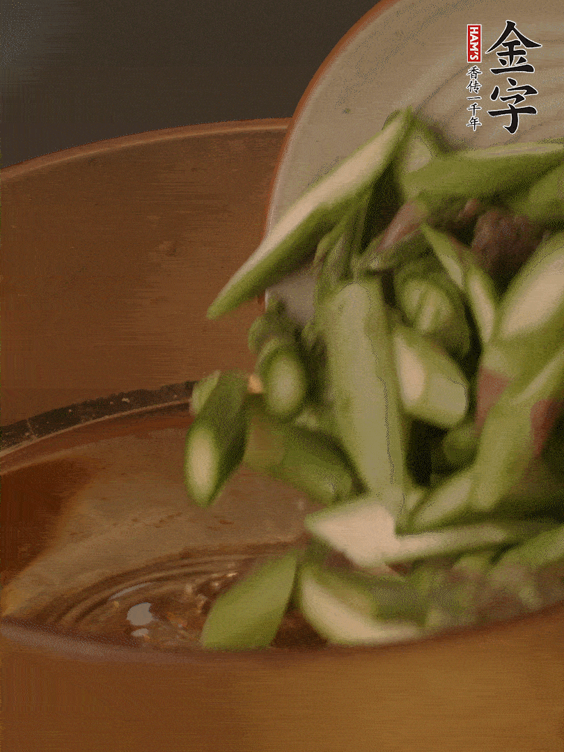 蘆筍、白玉菇焯水30秒備用。