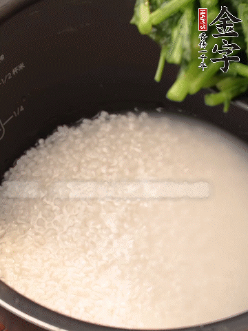 茼蒿、香腸放入浸泡好的大米，水沒(méi)過(guò)大米半指煮熟。