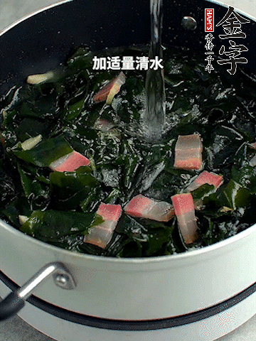 放入泡發(fā)好的裙帶菜翻炒一下，加適量清水燉煮。