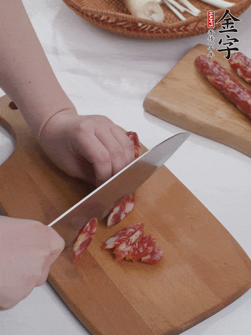 金字香腸切薄片。