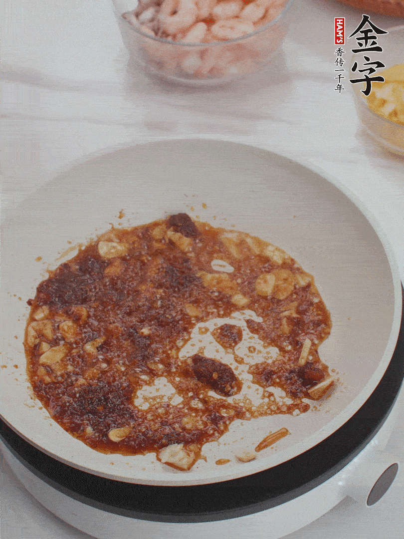 冷鍋熱油，1大勺金字火腿XO醬、蒜末炒香，倒粉絲一起炒。