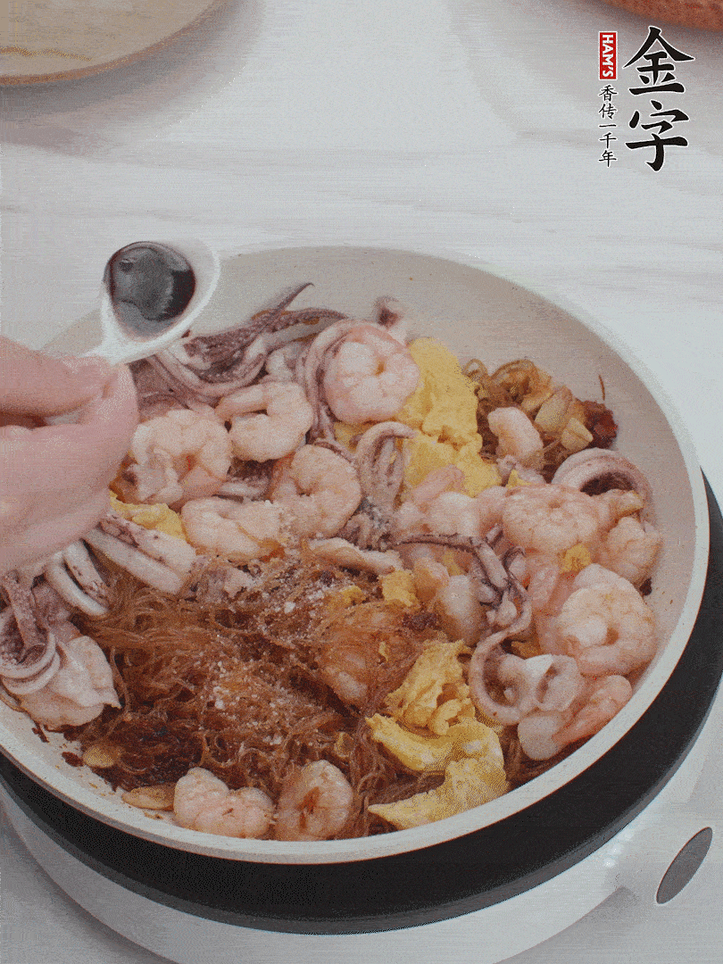 放1/3勺鹽、1/3勺雞精、1/3勺糖、2/3勺生抽調(diào)味。