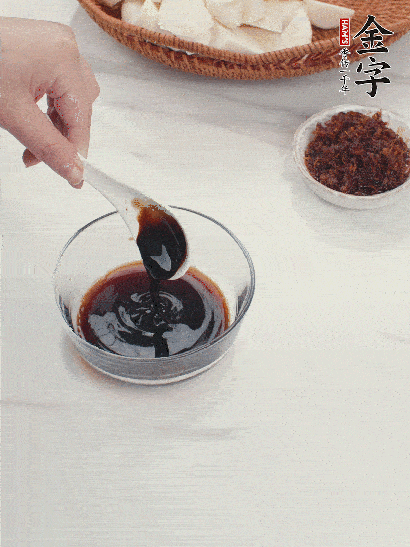 將生抽、老抽、黃酒和白砂糖在小碗里調(diào)成味汁。