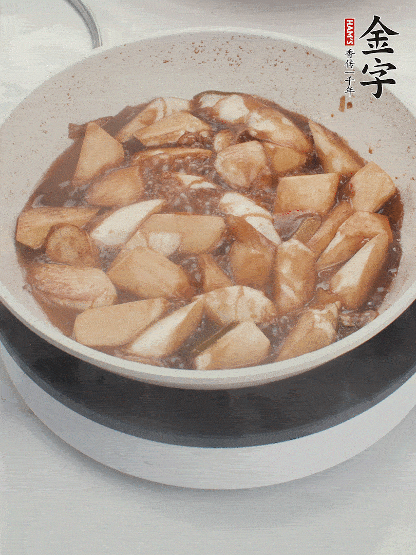 待茭白煸到微微發(fā)黃加入調(diào)好的味汁翻炒。加一小碗清水蓋蓋子燜3-4分鐘。