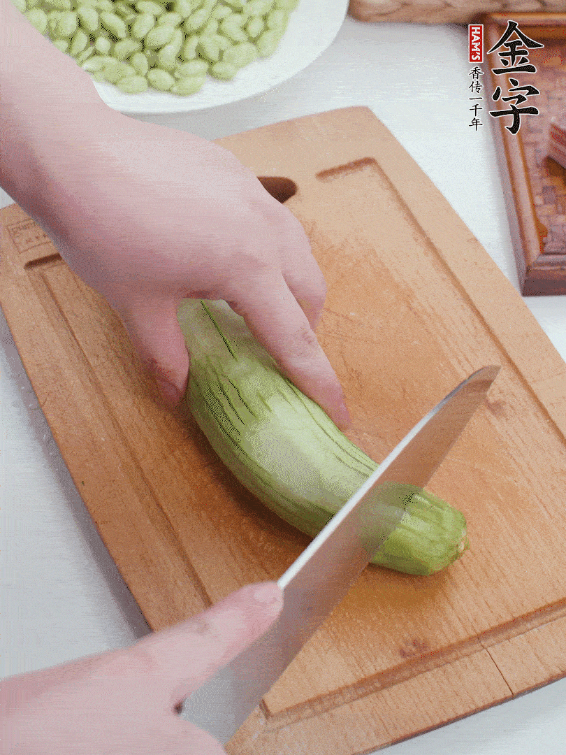 絲瓜去掉外皮，去掉兩端，切成滾刀塊。