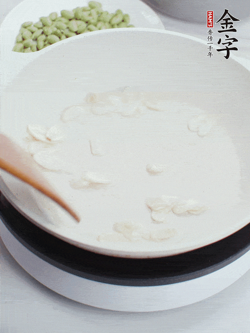 金字淡咸肉煮15分鐘，撈出切片。油5成熱時(shí)，蒜末、咸肉爆香。