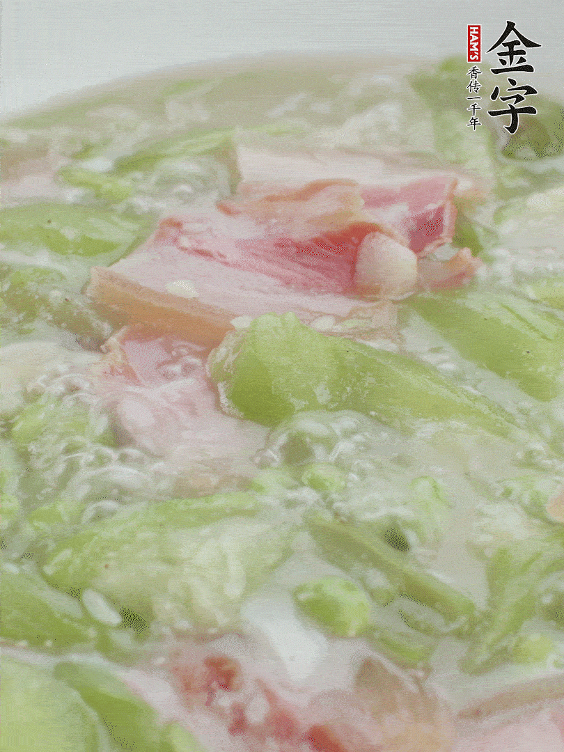 加一點(diǎn)熱水、白胡椒粉、雞精翻炒1分鐘。