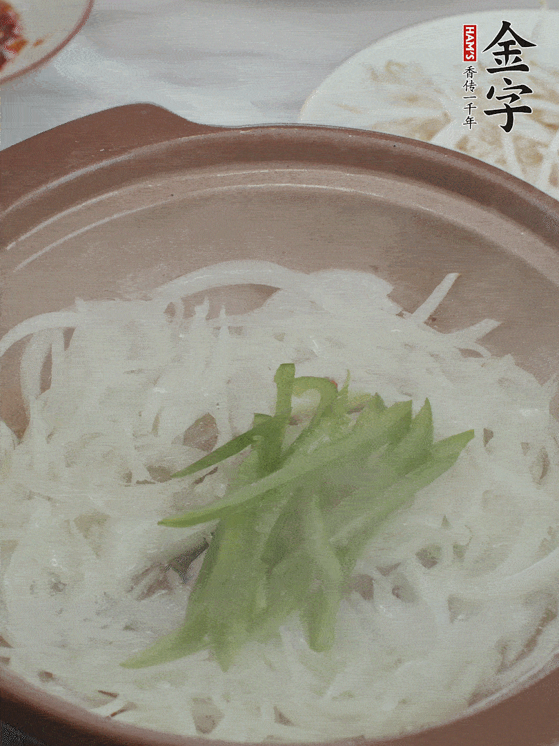 放烏冬面、青紅椒、豆芽。