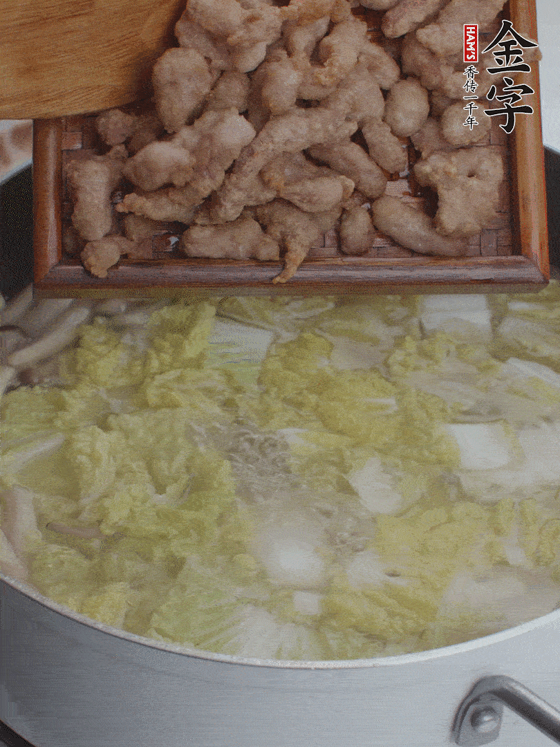 水開后煮10分鐘，下娃娃菜、小酥肉煮3分鐘。