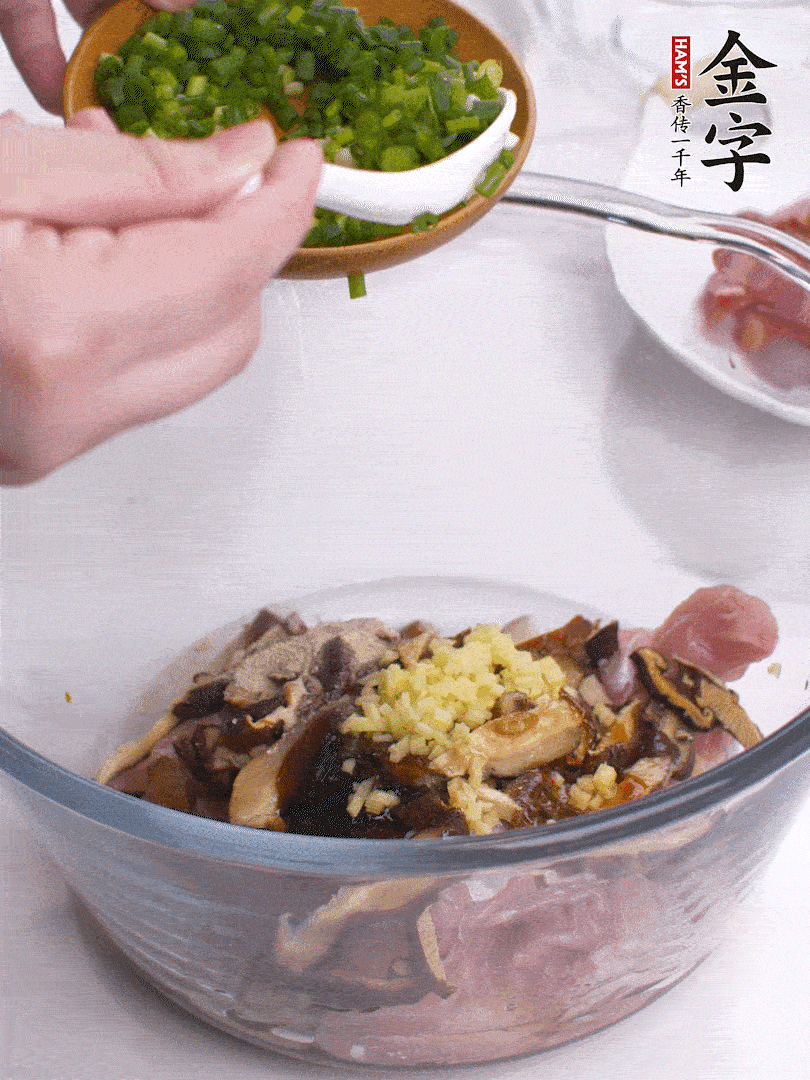 雞肉、香菇混合，加清水1/3杯、料酒1勺、蠔油1勺、鹽1勺、糖1/4勺、白胡椒1/4勺、食用油1勺、香油1/4勺、姜末、蔥花，攪拌均勻腌制2小時(shí)。