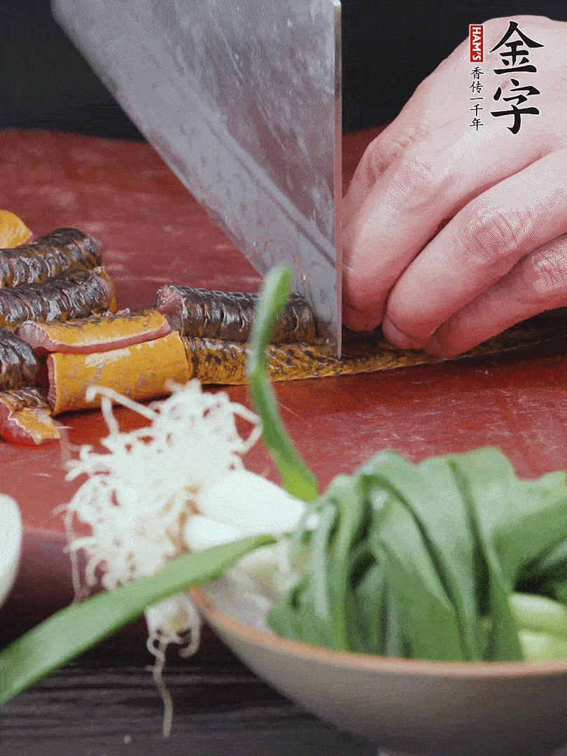 黃鱔去內(nèi)臟洗凈，切花刀斬段。沸水下鍋，加黃酒焯水去血沫。