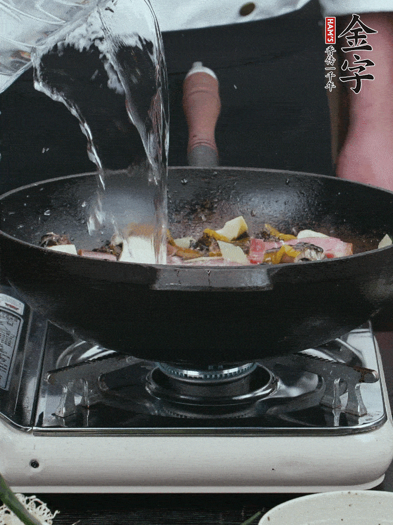 加適量黃酒，倒清水沒過。