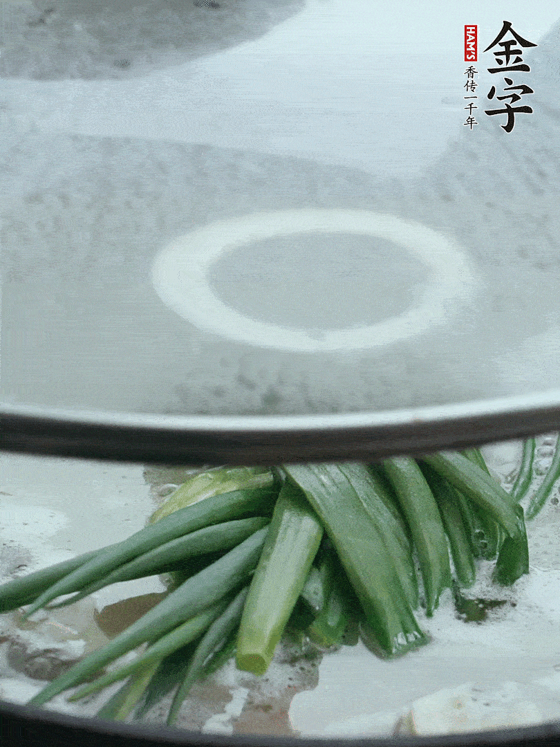 加蔥結去腥，大火開后中火燒20分鐘。