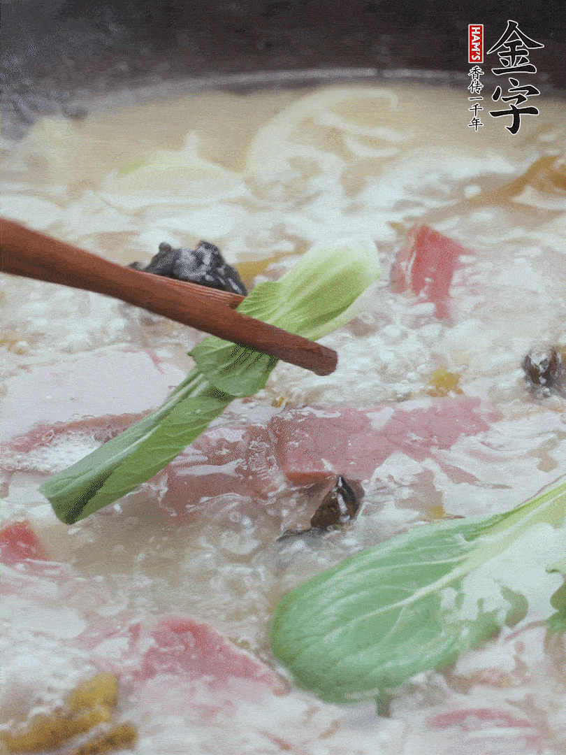 撈出蔥結，小菜心點綴。