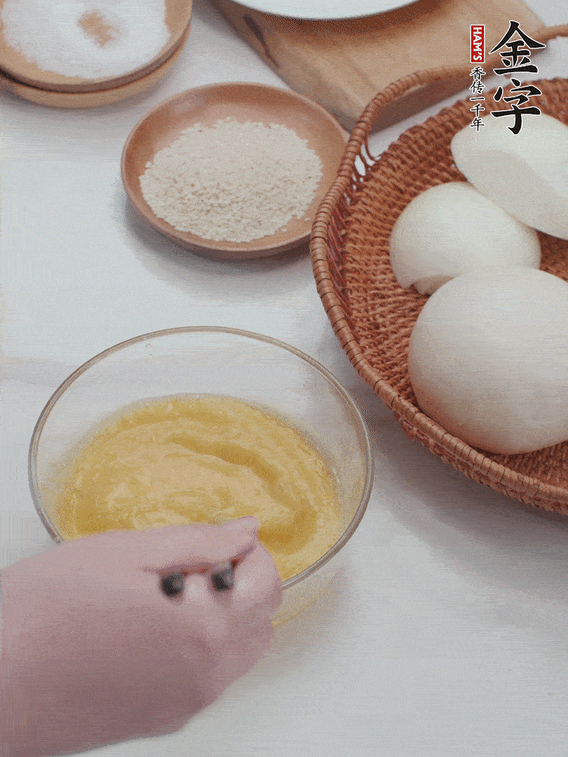 2個(gè)雞蛋加入1小勺鹽、1/2小勺胡椒粉打散。