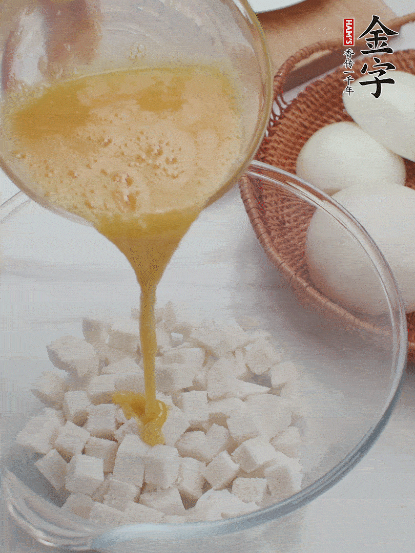 切碎的饅頭丁加入1/3蛋液拌勻。