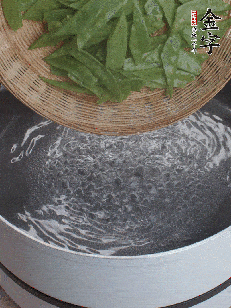 甜豆莢撕掉老筋，斜切兩半，焯水1分鐘。